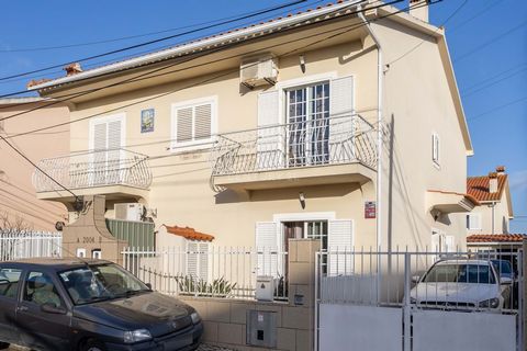 Located in Quinta do Conde, this semi-detached house offers a cosy and comfortable atmosphere, ideal for family life. Comprising two floors (ground floor and first floor), this villa also has a garage with space for one car, as well as additional par...