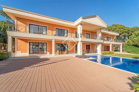 Esta exclusiva villa mediterránea se encuentra en la prestigiosa urbanización de Torre Valentina, en Sant Antoni de Calonge, a tan solo 50 metros de encantadoras calas y 250 metros de la playa principal. Su ubicación privilegiada en la Costa Brava of...