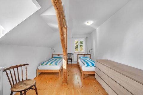 Vous recherchez une villa moderne et entièrement meublée pour un grand groupe ? Cette charmante villa de vacances blanche, idéale pour 11 personnes, offre tout ce dont vous avez besoin pour un séjour inoubliable. Nichée dans une zone boisée adaptée a...