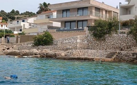 C'est avec grand plaisir que nous vous présentons cette magnifique villa, avec piscine et ascenseur , située dans un endroit vraiment enviable, directement sur les rives sereines de Ražanj, en 1ère ligne de mer. La position privilégiée de cette nouve...