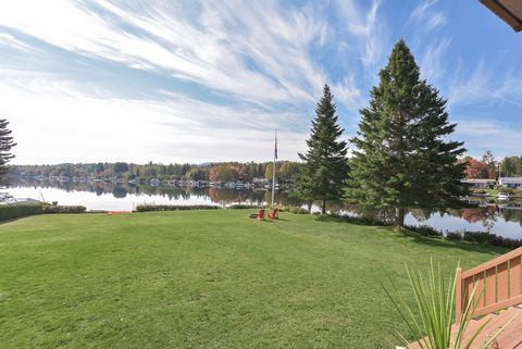 Accès direct au Lac Ouareau. 200 pieds au bord de l'eau. Deux chalets, un principale de 2 chambres, un chalet de 1 chambre. Deux lots distincts, deux plages en sable, Grand stationnement. Site de toute beauté, vue exceptionnelle vers Mont La Réserve ...