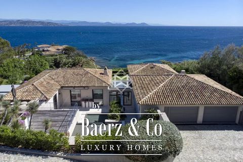 Dentro do prestigiado Parcs de Saint-Tropez, soberba propriedade de inspiração moderna de frente para o mar. Beneficiando de uma vista panorâmica sobre o mar e o Golfo de Saint-Tropez, a propriedade tem volumes generosos com uma superfície de aproxim...