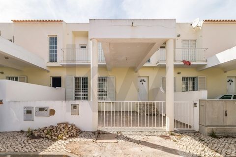 Imagine waking up every morning in a house full of natural light, in a quiet area where you can feel the Algarve breeze and hear only the sound of nature. Now, imagine that this space could be yours! This charming two-storey villa is much more than a...