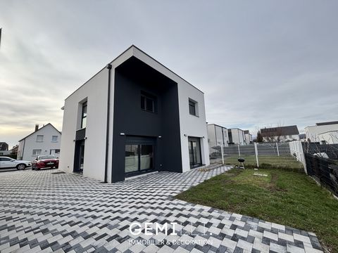 Belle Maison individuelle récente de 103 m2  dans un lotissement récent ainsi composée : Au rez-de-chaussée un séjour lumineux ouvert sur sur une cuisine moderne équipée avec un ilot central, accès à une terrasse et un petit espace vert, une salle d'...