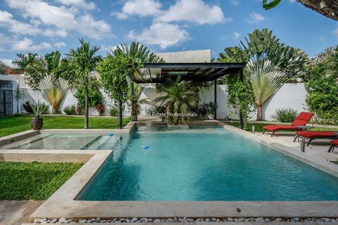 1 225 000 $ US - Située à Merida Centro, cette magnifique résidence est une véritable incarnation de la sophistication et de la fonctionnalité, où l’élégance architecturale rencontre un confort exceptionnel. Située sur un terrain de 1 150 mètres carr...