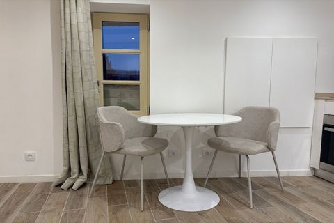 Checkmyguest biedt deze moderne studio van 18 m², ideaal gelegen in het hart van Saint-Tropez, rue Général Allard. Hedendaags design, volledig uitgeruste keuken en warme sfeer voor een comfortabel en verfijnd verblijf. Met het vliegtuig: Luchthaven N...