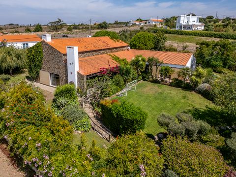 THE ADDED VALUE OF THE PROPERTY: Small farm with 3+1 bedroom single storey house, garden, swimming pool and 3 suites 6 km from São Julião Beach in the Sintra/Cascais Natural Park, and 14 km from Ericeira. PROPERTY DESCRIPTION: Living room Kitchen Din...