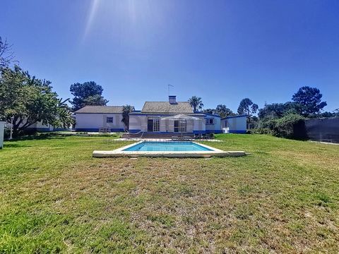 Nestenn has for you this 4 bedroom villa, single storey, located on land with 28,992m2 in Brejos de Azeitão. The villa consists of: - Large equipped kitchen; - Service bathroom; -Suite; - 3 Bedrooms; - Bathroom. Exterior: -Garden; -Garage; -Swimming ...