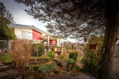 Exclusivité - Maison d'architecte des années 70 avec vue dégagée et panoramique. Terrain complètement clôturé de 1680 m2 en bordure de forêt, au calme et sans aucun vis à vis. Pavillon de 160 m2 en construction traditionnelle, sur demi-niveaux. L'ent...