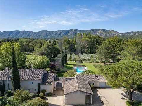 SAINT-REMY DE PROVENCE Virtual 3D immersive tour available on ask. Just a few minutes from the centre of Saint-Rémy de Provence, in a sought-after area just a stone's throw from the Alpilles mountains, Boschi Immobilier Prestige has selected this mag...