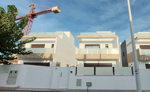 . VILLAS DE OBRA NUEVA EN SAN PEDRO DEL PINATAR Villas modernas de nueva construcción situadas cerca del centro de San Pedro del Pinatar. Villas construidas en 2 plantas, dispone de 3 dormitorios, 3 baños, cocina americana con el salón, armarios empo...