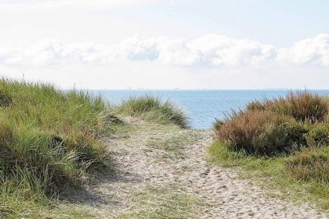 Unweit eines attraktiven Ostseestrandes findet man dieses Ferienhaus, das eher schlicht und nach den ganz persönlich Vorstellungen des Eigentümers eingerichtet ist. Es gibt zwei Schlafzimmer im Haus. Aüßen überdachte Terrasse mit Grill für schöne Som...