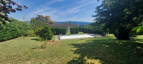 In Albine, a charming village 15 minutes from Mazamet, I present this beautiful single-storey villa with basement, nestling in greenery and close to amenities (bus, school, shops). Situated between Toulouse and the Mediterranean coast, in the Tarn re...