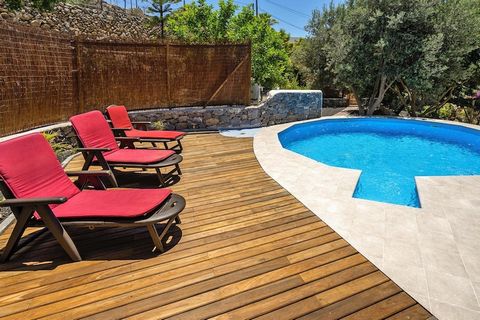 Maisons de vacances typiques des Canaries avec piscine privée, jardin et espace barbecue ! Les maisons sont situées dans un magnifique complexe avec beaucoup de verdure et de plantes indigènes à Malpais de Candelaria, au sud-est de l'île de Tenerife....