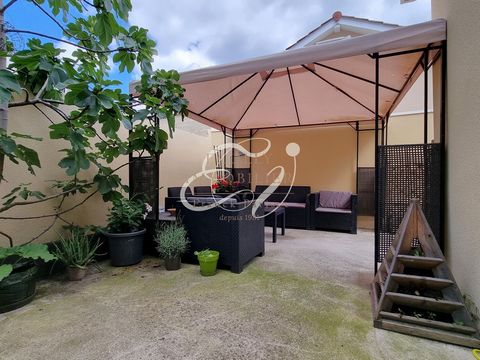 VENTE LYON 69008 - EXCLUSIVITE - RARE sur BACHUT - Au calme, charmante et lumineuse MAISON DE VILLE ancienne rénovée à proximité de toutes commodités disposant d'une vaste TERRASSE bien exposée. Distribuée sur 2 niveaux avec une superficie de 89m2 ca...