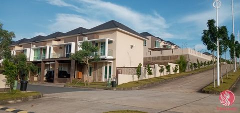 Bienvenue dans la maison de vos rêves nichée dans la beauté sereine des îles Riau, en Indonésie. Cette splendide maison achevée offre un mélange harmonieux de confort et de luxe, ce qui en fait un sanctuaire idéal pour vous et votre famille. S’étenda...