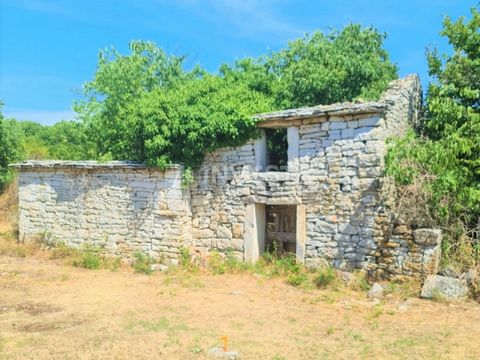 Location: Istarska županija, Kanfanar, Kanfanar. For sale is a construction plot in the countryside near Kanfanar, located just about 10 km from Rovinj and only 2 km from the Lim Canal. The total area of the land is 1232 m² and contains a ruin of 72 ...