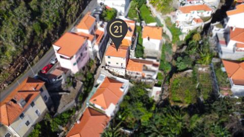 Excellent opportunity to purchase your home, well located in the city of Funchal! Located in Lazareto, this partially renovated property, one of its great qualities is its premium location, highly sought after, sun exposure, pleasant areas and sea vi...