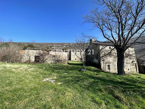 KRŠAN, DRIE STENEN HUIZEN MET EEN GROTE BOUWGROND, VRIJ UITZICHT OP DE NATUUR Op een bijzonder rustige locatie, aan het einde van een klein dorpje in de buurt van Kršan, verkopen we een prachtig landgoed met drie gemarkeerde gebouwen. Dit landgoed is...