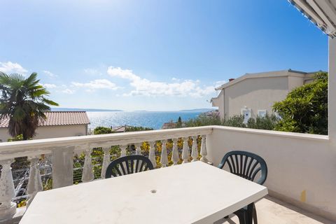 Cette belle maison est située dans un endroit calme sur le côté sud de l’île de Čiovo, à seulement 100 mètres de la mer cristalline. Il est situé à 7 kilomètres du centre de la ville historique de Trogir et à 9 kilomètres de l’aéroport de Split, ce q...