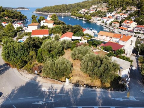 Terrain à bâtir à 60 m de la mer dans une charmante baie sur le côté sud de la belle île de Korčula. Une baie tranquille avec une mer cristalline, entourée de criques et de plages cachées, offre une oasis de paix parfaite. La superficie du terrain de...