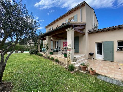 Entre Saint Rémy de Provence et Avignon, accès rapide à la gare TGV. Coup de coeur pour cette bastide baignée de lumière et son jardin parfaitement entretenu, le bien est composé d'un salon/salle à manger, ainsi que d'une cuisine équipée/aménagée ind...