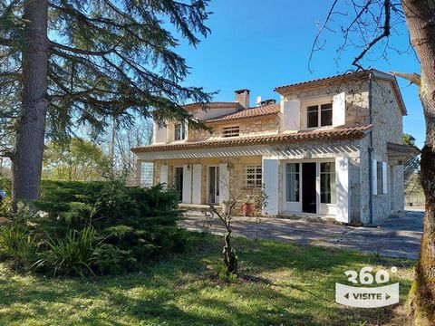 En Exclusivité , sur la commune de Foulayronnes ! Charme et douceur de vivre pour cette jolie propriété de campagne Orientée Sud et nichée en position dominante avec vue sur les collines; Elle se compose d'une maison d'habitation d'une surface habita...