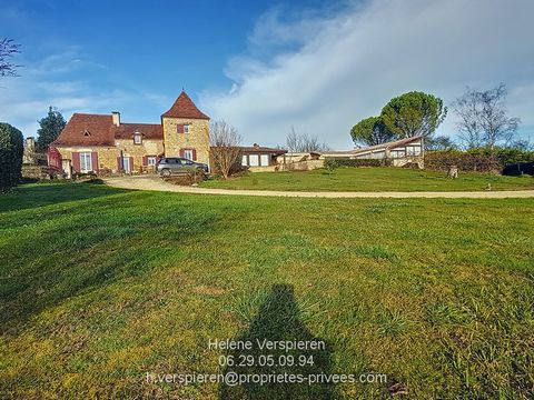 Environnement paisible pour cette maison nichée dans un hameau tranquille. Elle est composée de plain pied, d'une entrée avec placard, une cuisine ouverte sur le séjour, un salon avec cheminée insert, une chambre, une salle d'eau/wc, une grande véran...