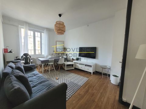 Appartement de type 4 situé dans un petit immeuble en copropriété composé de 2 lots. Cette appartement avec du cachet se situe au 1er étage, il se compose d'un grand hall d'entrée, d'un salon/séjour, d'une cuisine séparée, de 3 chambres et d'une sall...