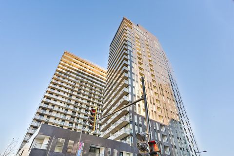 In Mary Robert Tower on the 17th floor, 500 square foot condo with one closed bedroom. A large balcony with a panoramic view of the silos, Port of Montreal and Champlain Bridge. High-end finishes with quartz countertops, air exchanger and central air...