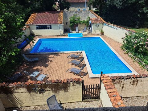5 maisons ( plain-pied et 4 maisons anciennes ), piscine