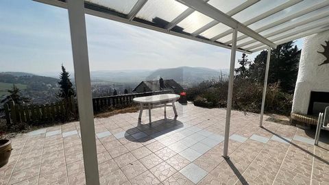 Dieses charmante Zweifamilienhaus bietet zwei separate Wohneinheiten und vielfältige Nutzungsmöglichkeiten. Die Erdgeschosswohnung verfügt über drei Zimmer, während die Dachgeschosswohnung mit zwei Zimmern aktuell vermietet ist auf Wunsch kann das Ha...