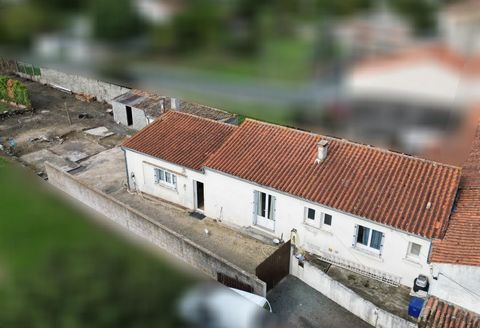 Maison de bourg à rénover d’environ 98m2 possedant 3 chambres.
