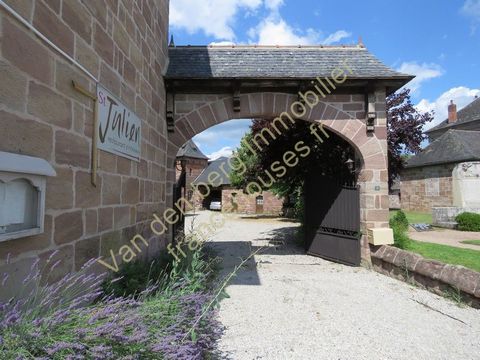 Belle demeure d'un ancien Hotel Prestigieux dans le bourg de Varetz proche de Brive.et l"A20